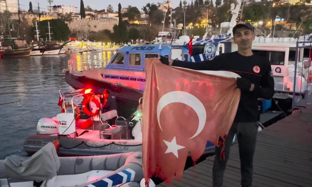 Με τέτοια "παλικάρια" θα μας αντιμετωπίσει η Τουρκία; Πήγε να αλλάξει την σημαία και δεν μπορούσε να κατέβει (εικόνες)